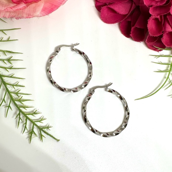 Jewelry - NEW⚜️Silver Plated Round Twisted Hoop Earrings